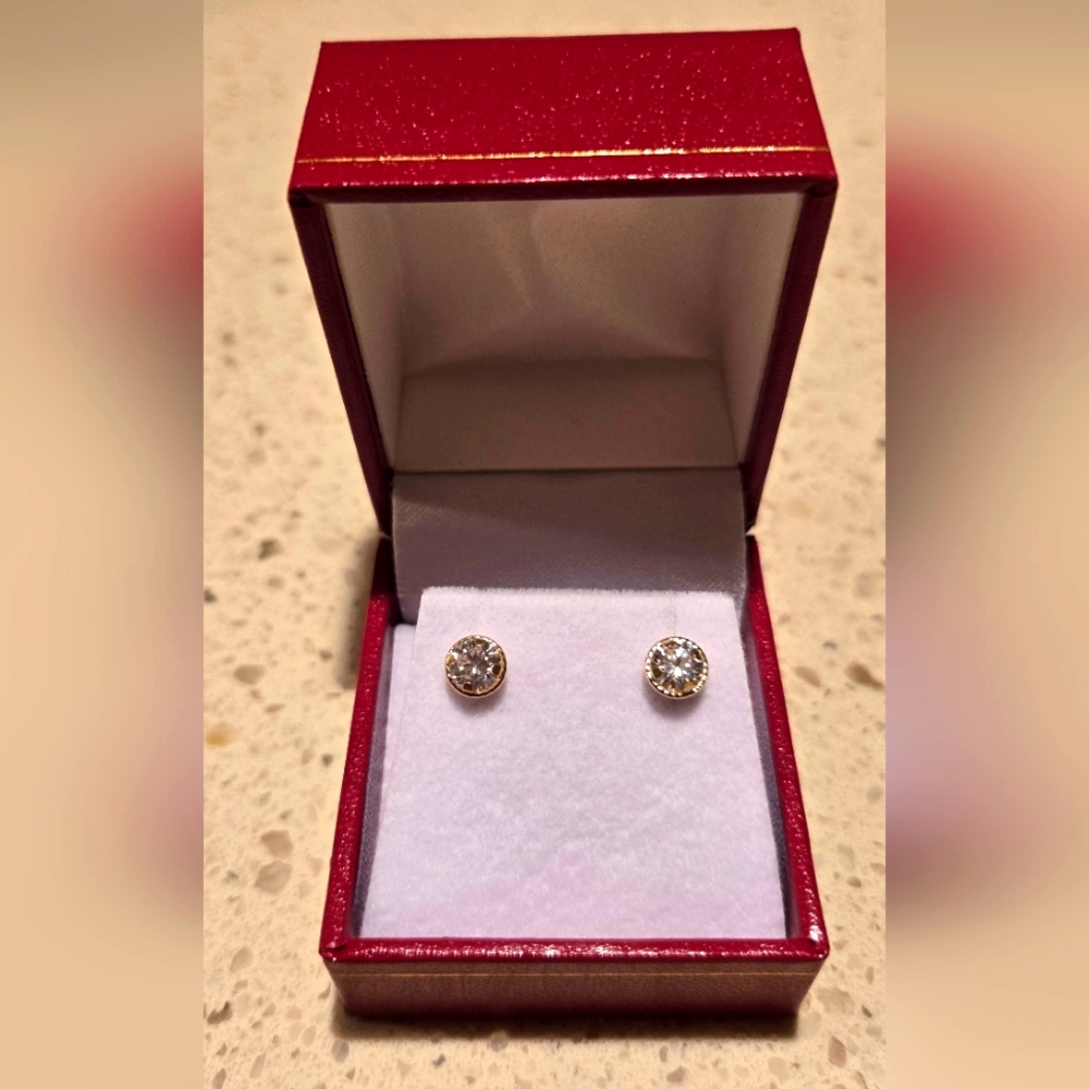 Radiant 10K Yellow Gold Round Cubic Zirconia Stud Earrings – Everyday Glamour